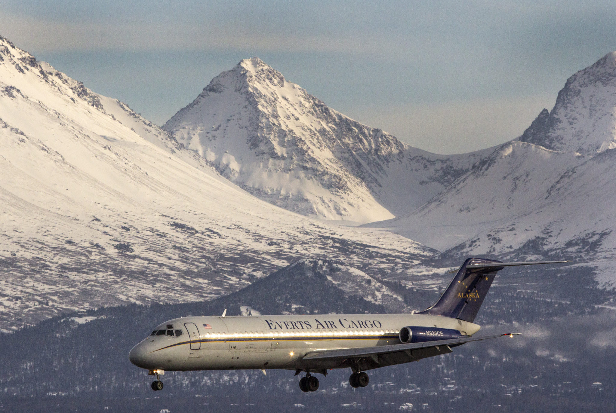 Photograph on final approach to ANC - best Aircraft photography - Alaskafoto