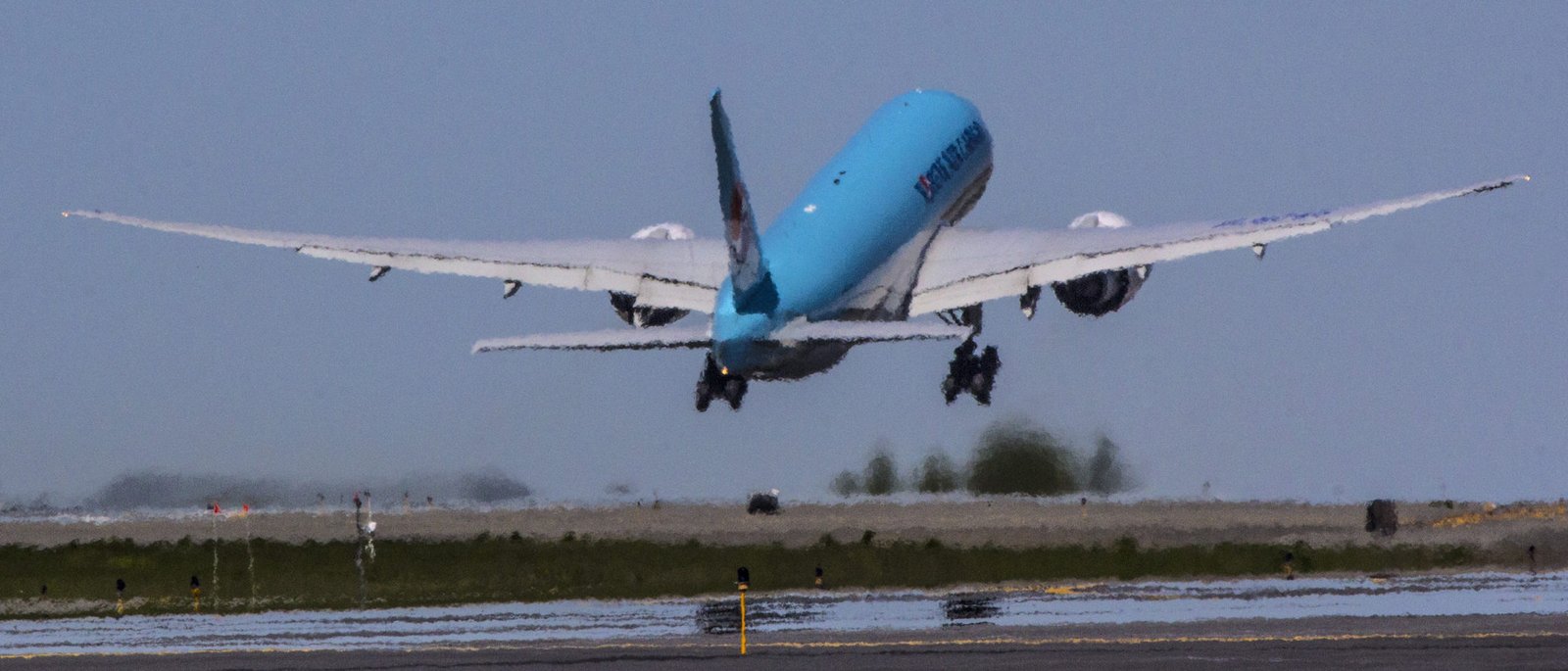 Heat Wave Creates Mirage Type Photographs at ANC - Alaskafoto - Air Cargo